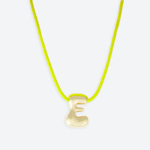 LA MOME BIJOU E Initial Joy Letter Necklace in Gold