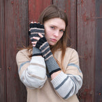 Tuck Stitch Fingerless Gloves in Black/Camel