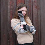 Tuck Stitch Fingerless Gloves in Black/Camel