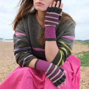 Tuck Stitch Fingerless Gloves in Khaki/Pink