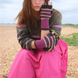 Tuck Stitch Fingerless Gloves in Khaki/Pink